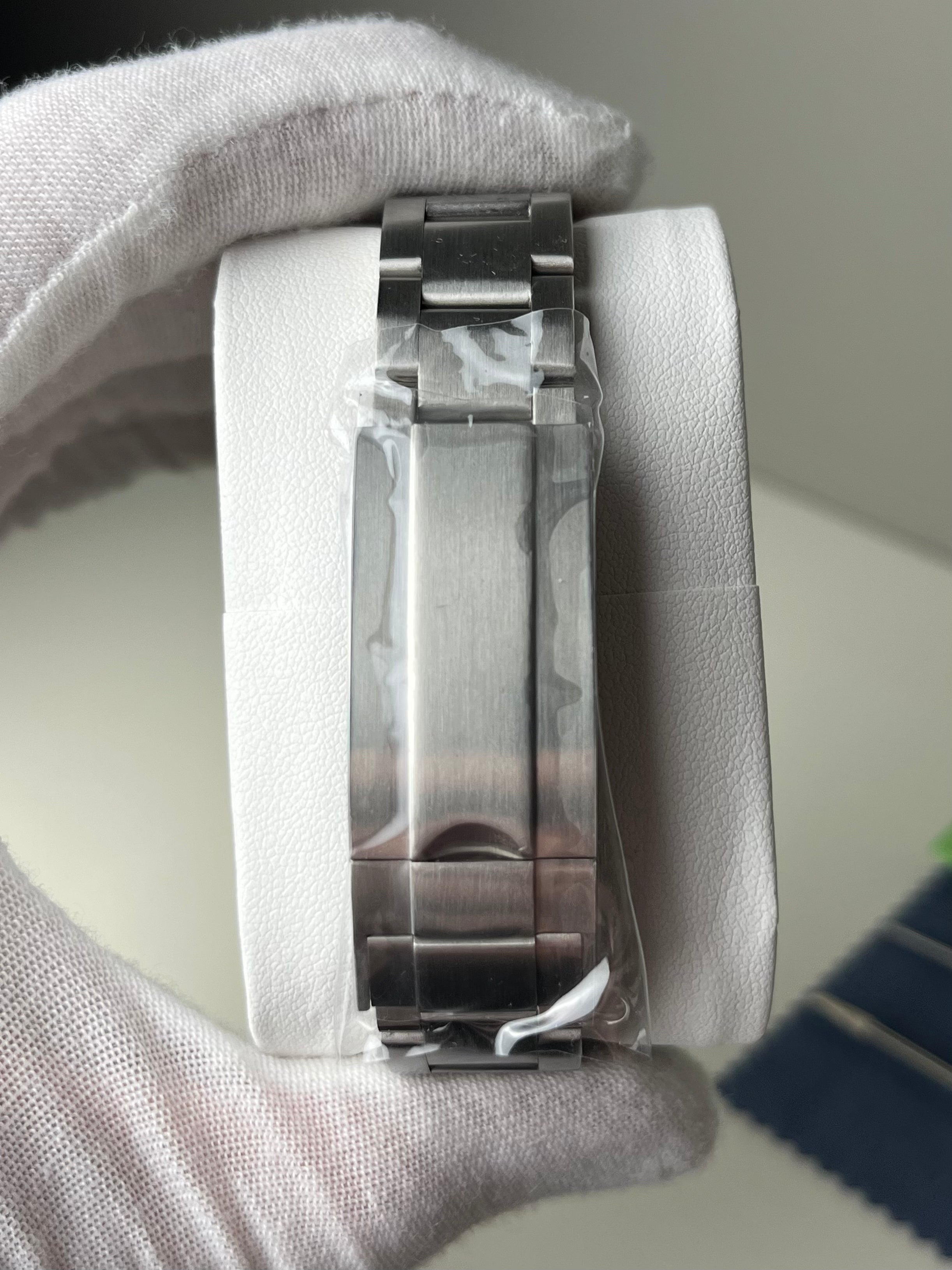 Custom Seiko Mod • SeikoSub Diver ‘Hulk' | Oyster • 40mm • Sapphire • Automatic